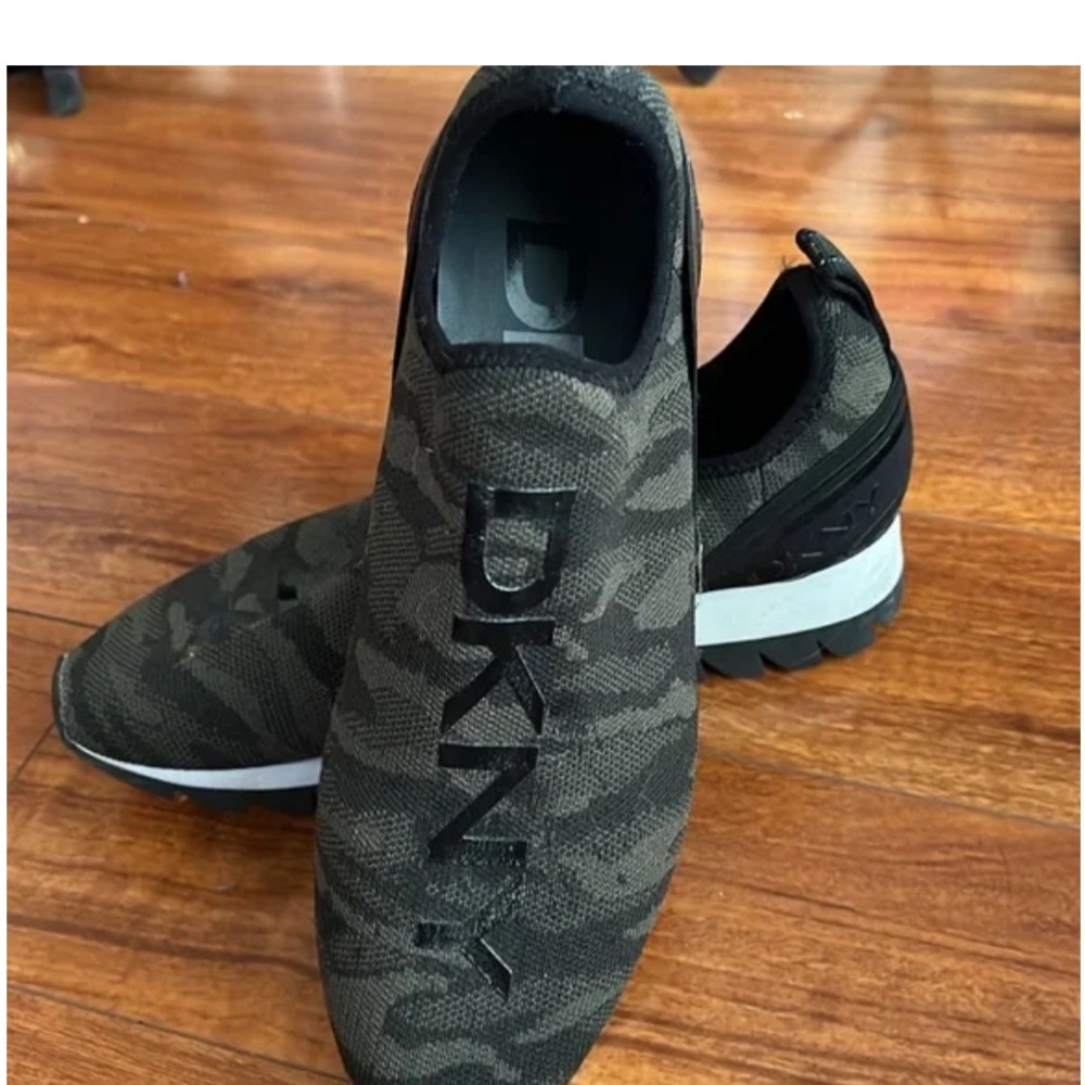 DKNY woman’s green Camouflage Sneakers size 9
